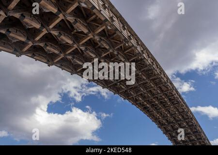 Kintai-Brücke (Kintaikyo oder Kintai-kyō) über dem Nishiki-Fluss in Iwakuni, Präfektur Yamaguchi, Japan. Stockfoto