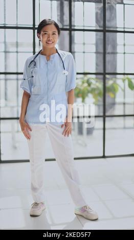Southeast Asian Student der Medizin. Junge Ärztin Frau auf Krankenhaus-Hintergrund. Stockfoto