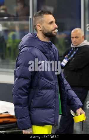 Mailand, Italien. 09.. November 2022. Italien, Mailand, 9 2022. november: Marcelo Brozovic (fc Inter Mittelfeldspieler) tritt beim Fußballspiel FC INTER gegen BOLOGNA FC, Serie A 2022-2023 day14 San Siro Stadion auf die Bank (Foto von Fabrizio Andrea Bertani/Pacific Press/Sipa USA) Kredit: SIPA USA/Alamy Live News Stockfoto