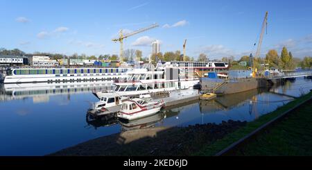 Köln, Deutschland, November 10 2022: mülheimer Hafen wichtige Reparaturwerft für Passagier- und Kreuzschiffe Stockfoto