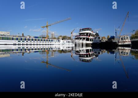 Köln, Deutschland, November 10 2022: mülheimer Hafen wichtige Reparaturwerft für Passagier- und Kreuzschiffe Stockfoto