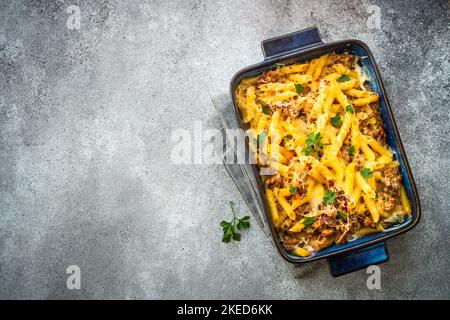 Pasta Penne mit Hackfleisch, Käse und cremiger Sauce. Stockfoto