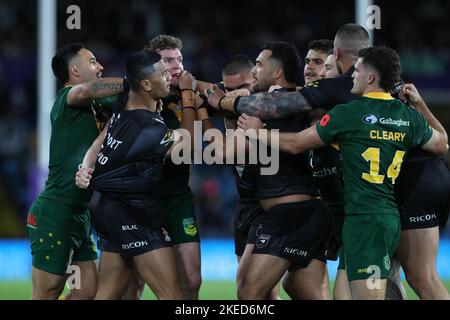 Leeds, Großbritannien. 11.. November 2022. Nach dem High Tackle von Nelson Asofa-Solomona während des Halbfinales der Rugby League 2021 zwischen Australien und Neuseeland in der Elland Road, Leeds am Freitag, dem 11.. November 2022, flackert die Stimmung. (Kredit: Mark Fletcher | MI News) Kredit: MI Nachrichten & Sport /Alamy Live News Stockfoto