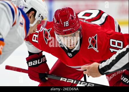 Raleigh, North Carolina, USA. 10.. November 2022. Carolina Hurricanes Zentrum Jack Drury (18) starrt auf den Puck vor einem Face-off in der zweiten Spielperiode zwischen den Edmonton Oilers und den Carolina Hurricanes in der PNC Arena in Raleigh, NC, am 10. November 2022. (Bild: © Spencer Lee/ZUMA Press Wire) Stockfoto