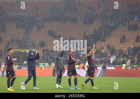 Mailand, Italien. 09.. November 2022. Italien, Mailand, 9 2022. november: Spieler des FC Bologna begrüßen nach dem Besiegten die Fans in den Tribünen am Ende des Fußballspiels FC INTER vs BOLOGNA FC, Serie A 2022-2023 day14 San Siro Stadion (Foto von Fabrizio Andrea Bertani/Pacific Press/Sipa USA) Kredit: SIPA USA/Alamy Live News Stockfoto