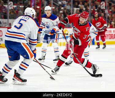 Raleigh, North Carolina, USA. 10.. November 2022. Carolina Hurricanes der rechte Flügel Andrei Svechnikov (37) macht einen Schuss und punktet in der zweiten Spielperiode zwischen den Edmonton Oilers und den Carolina Hurricanes in der PNC Arena in Raleigh, NC, am 10. November 2022. (Bild: © Spencer Lee/ZUMA Press Wire) Stockfoto