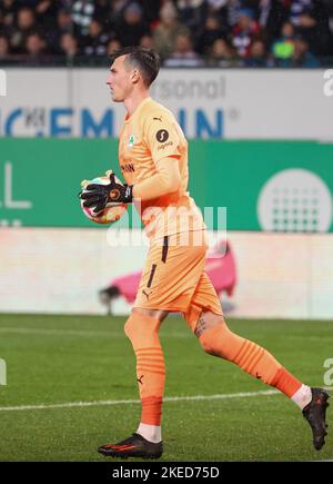 09. November 2022, Bayern, Fürth: Fußball: 2. Bundesliga, SpVgg Greuther Fürth - Hamburger SV, Matchday 16 im Sportpark Ronhof Thomas Sommer. Der Fürth-Torwart Andreas Linde. Foto: Daniel Karmann/dpa - WICHTIGER HINWEIS: Gemäß den Anforderungen der DFL Deutsche Fußball Liga und des DFB Deutscher Fußball-Bund ist es untersagt, im Stadion und/oder vom Spiel aufgenommene Fotos in Form von Sequenzbildern und/oder videoähnlichen Fotoserien zu verwenden oder zu verwenden. Stockfoto