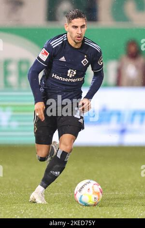 09. November 2022, Bayern, Fürth: Fußball: 2. Bundesliga, SpVgg Greuther Fürth - Hamburger SV, Matchday 16 im Sportpark Ronhof Thomas Sommer. Ludovit Reis aus Hamburg spielt den Ball. Foto: Daniel Karmann/dpa - WICHTIGER HINWEIS: Gemäß den Anforderungen der DFL Deutsche Fußball Liga und des DFB Deutscher Fußball-Bund ist es untersagt, im Stadion und/oder vom Spiel aufgenommene Fotos in Form von Sequenzbildern und/oder videoähnlichen Fotoserien zu verwenden oder zu verwenden. Stockfoto