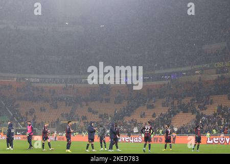 Mailand, Italien. 09.. November 2022. Italien, Mailand, 9 2022. november: Spieler des FC Bologna begrüßen nach dem Besiegten die Fans in den Tribünen am Ende des Fußballspiels FC INTER vs BOLOGNA FC, Serie A 2022-2023 day14 San Siro Stadion (Foto von Fabrizio Andrea Bertani/Pacific Press/Sipa USA) Kredit: SIPA USA/Alamy Live News Stockfoto