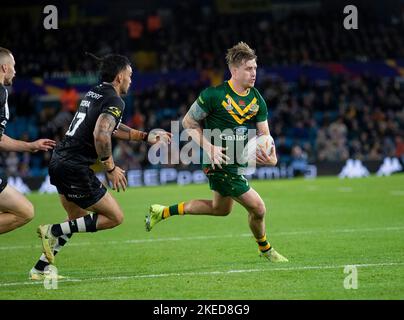 Leeds, Großbritannien. 12. September 2020. *** Der Australier Cameron Munster bricht am 11. November 2022 beim Halbfinalspiel der Rugby League World Cup 2021 zwischen Australien RL und Neuseeland RL in der Elland Road, Leeds, England, aus. Foto von Simon Hall. Nur zur redaktionellen Verwendung, Lizenz für kommerzielle Nutzung erforderlich. Keine Verwendung bei Wetten, Spielen oder Veröffentlichungen einzelner Clubs/Vereine/Spieler. Kredit: UK Sports Pics Ltd/Alamy Live Nachrichten Stockfoto