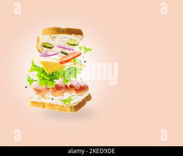 Appetitliche Burger mit frischem Gemüse, Bio-Fleisch und Käse in einem gefrorenen Flug auf einem hellrosa Hintergrund. Minimalismus. In ist freier Speicherplatz vorhanden Stockfoto