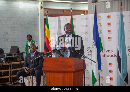 Lusaka, Sambia. 11.. November 2022. Ahmed Ogwell Ouma (Front), der amtierende Direktor des CDC in Afrika, hält am Rande der Einführung von Savings Lives and Livelihood for the Southern African Region in Lusaka, Sambia, am 11. November 2022 eine Rede. Die Africa Centers for Disease Control and Prevention (Africa CDC) lobten am Freitag China für seine Partnerschaft mit afrikanischen Ländern bei der Herstellung von COVID-19-Impfstoffen auf dem Kontinent. Quelle: Martin Mbangweta/Xinhua/Alamy Live News Stockfoto