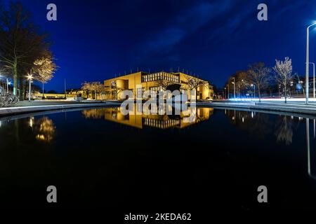 Nachdenken über das ruhige Teichwasser des Museon, des Stadtmuseums von Den Haag in der Nacht Stockfoto