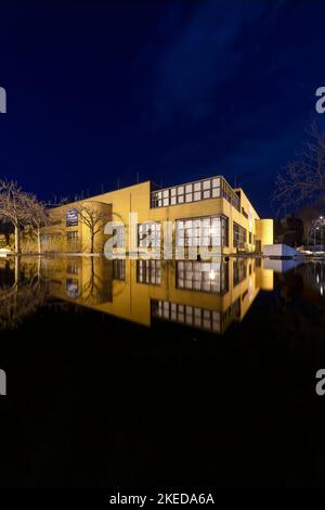Nachdenken über das ruhige Teichwasser des Museon, des Stadtmuseums von Den Haag in der Nacht Stockfoto