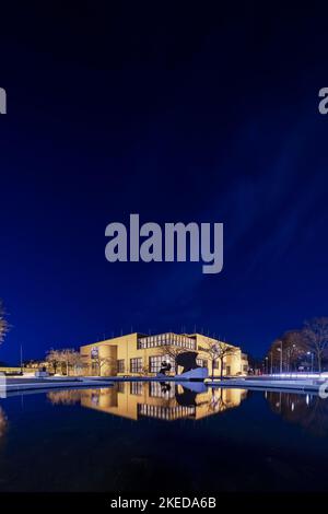 Nachdenken über das ruhige Teichwasser des Museon, des Stadtmuseums von Den Haag in der Nacht Stockfoto