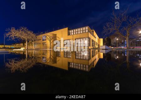Nachdenken über das ruhige Teichwasser des Museon, des Stadtmuseums von Den Haag in der Nacht Stockfoto