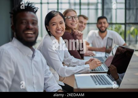 Multiethnische Geschäftsleute arbeiten im Büro zusammen Stockfoto