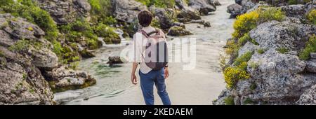 BANNER, LANGFORMATIGER Mann Tourist auf dem Hintergrund der malerischen Niagarafälle am Fluss Cievna. Montenegro, in der Nähe von Podgorica. Reisen Sie durch Montenegro Stockfoto