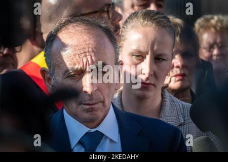 Toulon, Frankreich. 11.. November 2022. Eric Zemmour, mit Marion Marechal Le Pen hinter ihm, antwortet der Presse vor dem Marinestützpunkt Toulon, an dem das Schiff Ocean Viking angedockt hat. Die „Reconquete!“ Die Partei des rechtsextremen Polemikers Eric Zemmour organisierte eine Protestaktion gegen die Aufnahme von Flüchtlingen durch Frankreich. Am 11. November 2022 traf die Ocean Viking mit 230 Migranten an Bord in Toulon ein. Dies ist das erste Mal, dass ein SOS Mediterranée-Schiff Migranten in Frankreich landete. Dieser außergewöhnliche Empfang, so die französischen Behörden, folgt auf die Weigerung Italiens, eine Landung zu gewähren Stockfoto