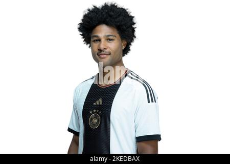 Frankfurt Am Main, Deutschland. 31.. Mai 2022. Serge Gnabry, Einzelbild, Einzelmotiv beschnitten, Porträt, Porträt, Hochformat. DFB-Nationalmannschaft der Herren, Deutschland, Deutschland, Kader für die FIFA-Weltmeisterschaft in Katar 2022, Kader für die FIFA-Weltmeisterschaft in Katar, 2022, Frankfurt am Main, 22.. März 2022, Quelle: Thomas Boecker/DFB via/dpa/Alamy Live News Stockfoto