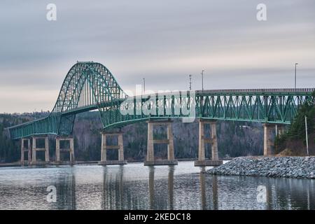 Seal Island Bridge in Victoria County Nova Scotia ist die drittlängste Brücke der Provinz. Die durchgangsbogenartige Designbrücke überquert die Great Bras Stockfoto