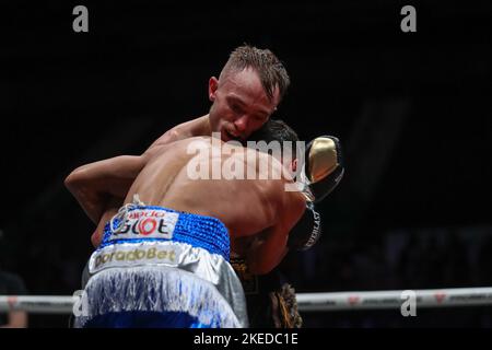 Sheffield, Großbritannien. 11.. November 2022. Sunny Edwards und Felix Alvarado in the Clinch at the Sunny Edwards vs Felix Alvarado Card at utilita Arena, Sheffield, Großbritannien, 11.. November 2022 (Foto von Gareth Evans/News Images) Credit: News Images LTD/Alamy Live News Stockfoto