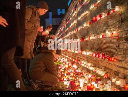 Riga, Lettland. 11.. November 2022. Am 11. November 2022 wird in Riga, Lettland, am Lacplesis Day Kerzen aufgestellt, um den gefallenen Soldaten Tribut zu zollen. Quelle: Edijs Palens/Xinhua/Alamy Live News Stockfoto