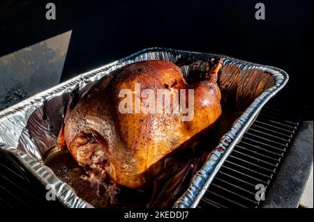 Pop-up-Thermometer-Timer in einem geräucherten truthahn Stockfoto