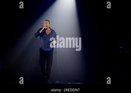 Eboli, Salerno, Italien. 11.. November 2022. Der italienische Sänger und Songwriter Biagio Antonacci tritt während der ''Palco Centrale''-Tournee in Palasele am 11. November 2022 in Eboli, Italien, auf (Bildquelle: © Francesco Luciano/ZUMA Press Wire) Bildquelle: ZUMA Press, Inc./Alamy Live News Stockfoto