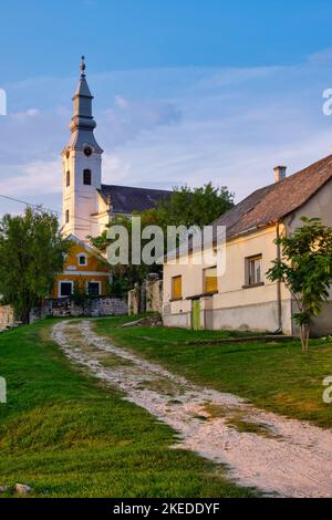 Die heutige reformierte Kirche wurde 1769 erbaut und 1825 wurde ihr der Glockenturm hinzugefügt - Koveskal, Ungarn Stockfoto