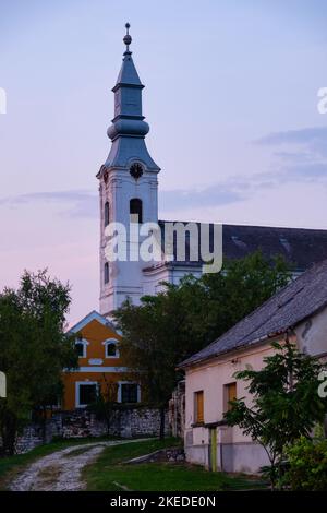 Der Glockenturm der reformierten Kirche wurde im Jahre 1825 - Koveskal, Ungarn gebaut Stockfoto