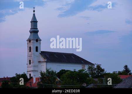 Die heutige reformierte Kirche wurde 1769 erbaut und 1825 wurde ihr der Glockenturm hinzugefügt - Koveskal, Ungarn Stockfoto