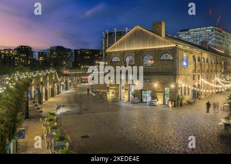 Coal Drops Yard, King's Cross, London, England. Mittwoch, 9.. November 2022. Nach einem trockenen Tag in der Hauptstadt gibt es einen farbenfrohen Sonnenuntergang über der Illum Stockfoto