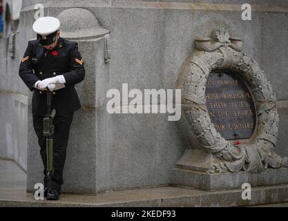 Vancouver, Kanada. 11.. November 2022. Am 11. November 2022 steht ein Wachmann vor einem Kenotaph während einer Gedenkfeiertag-Zeremonie in Vancouver, British Columbia, Kanada. Quelle: Liang Sen/Xinhua/Alamy Live News Stockfoto