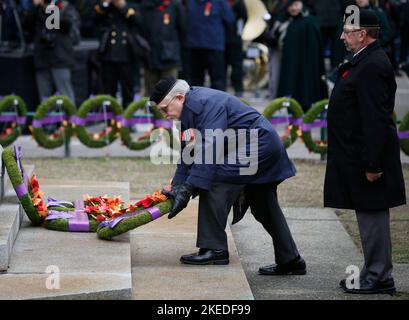 Vancouver, Kanada. 11.. November 2022. Ein Veteran legt am 11. November 2022 in Vancouver, British Columbia, Kanada, einen Kranz während einer Gedenkfeier ab. Quelle: Liang Sen/Xinhua/Alamy Live News Stockfoto