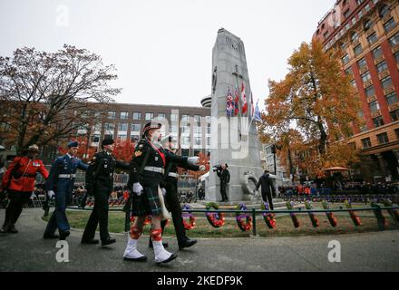 Vancouver, Kanada. 11.. November 2022. Mitglieder kanadischer Soldaten marschieren am 11. November 2022 auf dem Victory Square während einer Gedenkfeier in Vancouver, British Columbia, Kanada. Quelle: Liang Sen/Xinhua/Alamy Live News Stockfoto