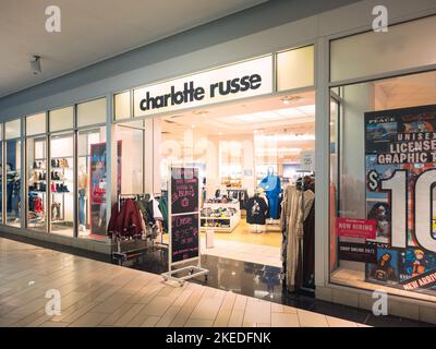 New Hartford, New York - 24. Okt 2022: Landschaftsansicht des Charlotte Russe Storefront in der Sangertown Mall. Charlotte Russe ist ein amerikanischer Klo Stockfoto