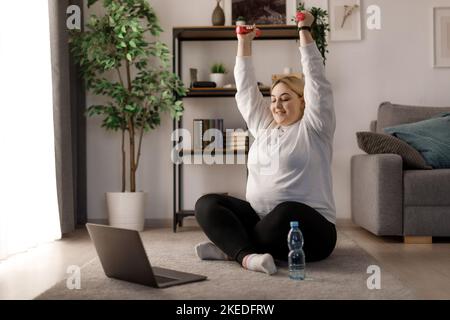 Frau mit Laptop während des Trainings Stockfoto