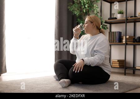 Frau erfrischt sich nach dem Sport Stockfoto