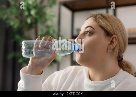 Frau Trinkwasser nach Übungen Stockfoto