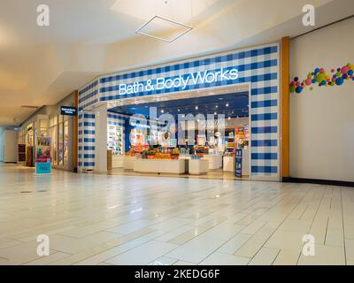 New Hartford, New York - 15. Okt 2022: Weitblick auf Bath & Body Works Store in der Sangertown Mall. Stockfoto
