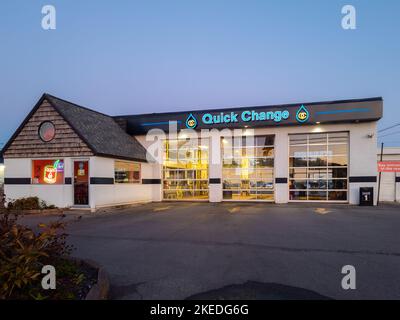 Yorkville, New York - 10. Okt 2022: Weitblick über die Nachtansicht der Quick Change Garage, die seit 1 im Familienbesitz ist und in der Gegend von Utica betrieben wird Stockfoto