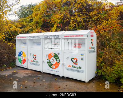 New Hartford, New York - 19. Okt 2022: Nahaufnahme des weißen Metallbehälters für die Sammlung gespendeter Kleidung und Schuhe, die von 2. Life Recycle C betrieben wird Stockfoto