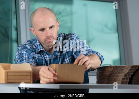 Ein Mann, der mit Boxen arbeitet Stockfoto