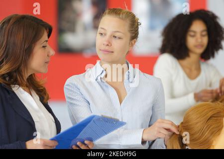 Lehrer helfen den Studenten Ausbildung Friseure zu werden Stockfoto