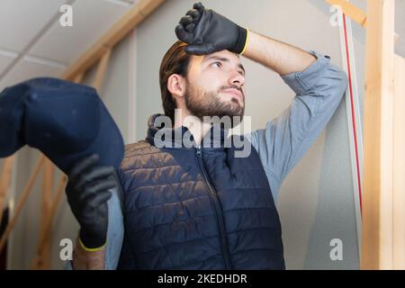 Der junge Baumeister ist es leid zu arbeiten Stockfoto