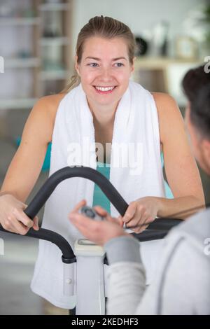 Glückliche Frau mit persönlicher Trainerin Stockfoto