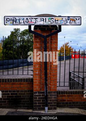 Sir Matt Busby Way Sign, Old Trafford, Manchester, Großbritannien. Manchester United Stockfoto