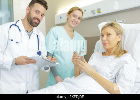 Ältere Patientin mit Krankenschwester und Arzt Stockfoto