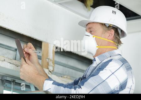 Builder vorbereiten Schätzung für Home Improvement Stockfoto